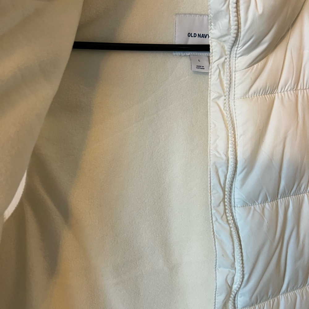 Old Navy White Puffer Vest - Picture 5 of 7